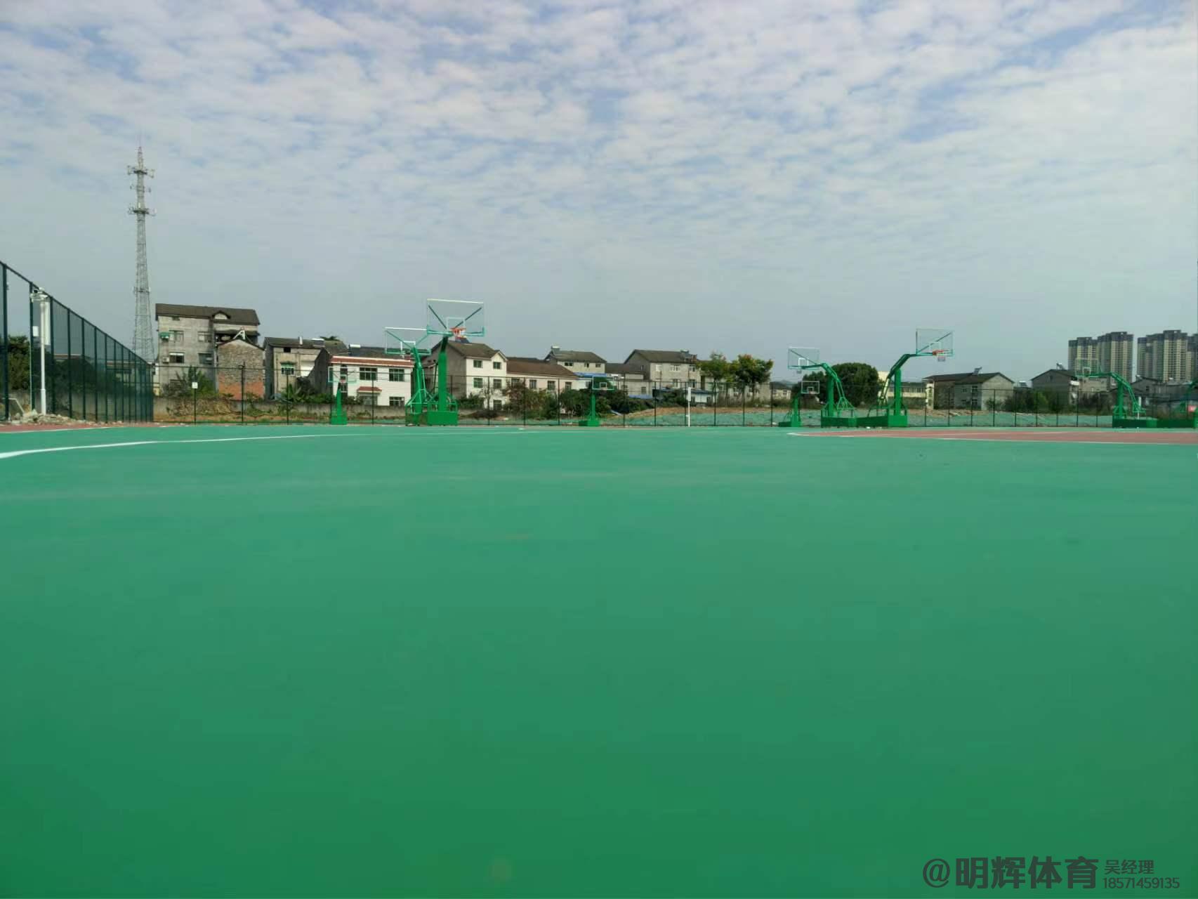 定日硬地丙烯酸球场的优缺点